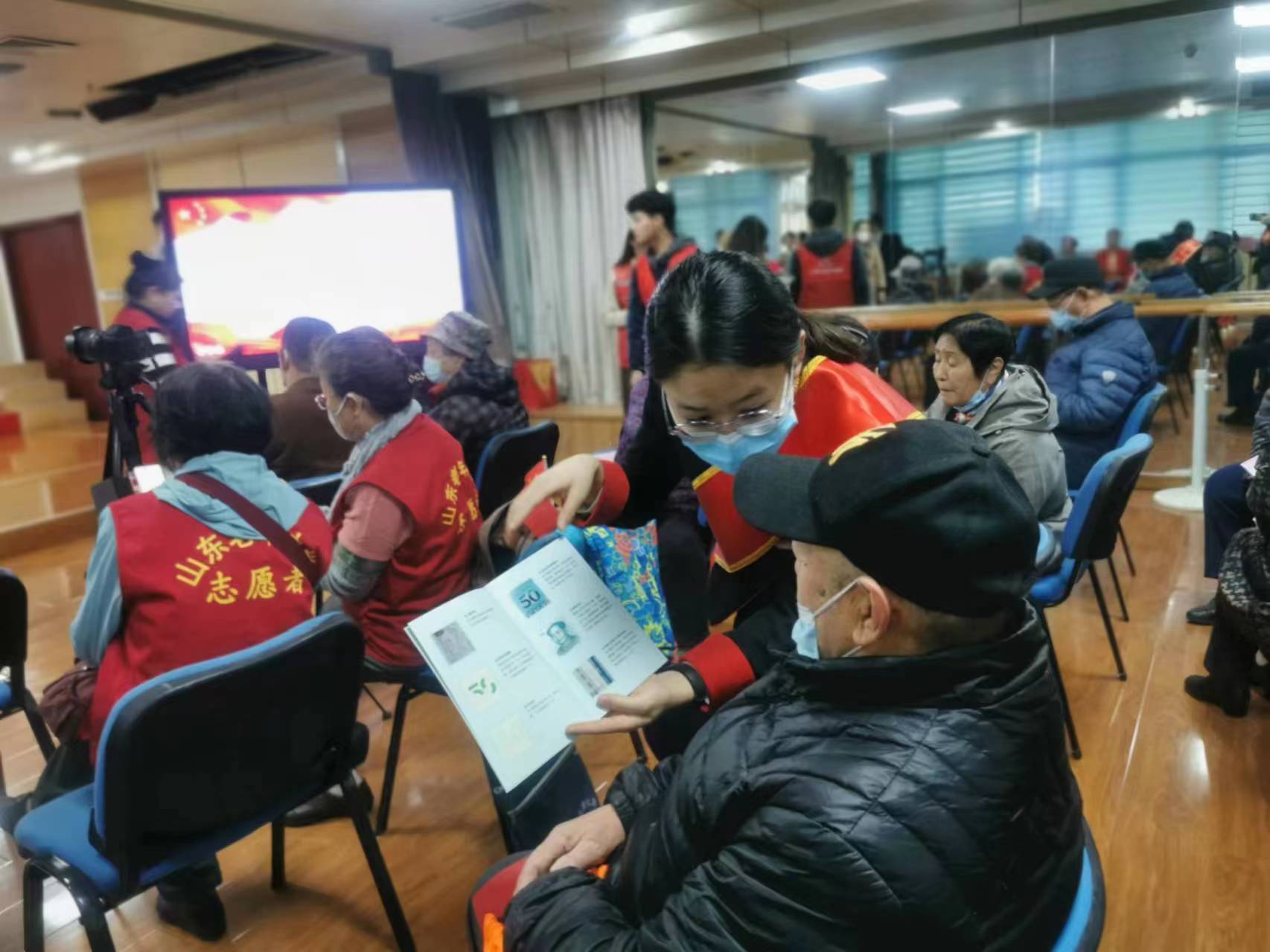 配图1：中信银行济南分行联合山东老年大学开展“奋进新时代 携手向未来”金融知识进社区活动.jpg